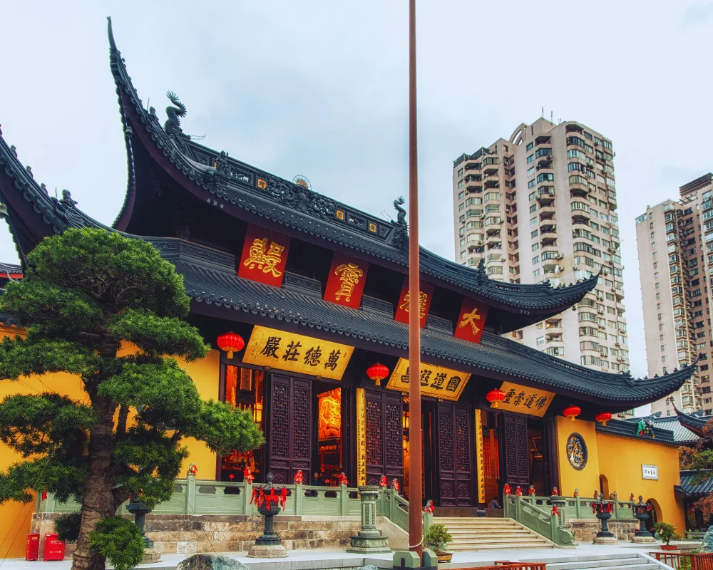 Explore Yu Garden and the Old City